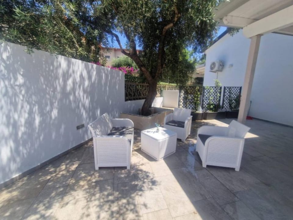 Property building, Balcony/Terrace, Living room