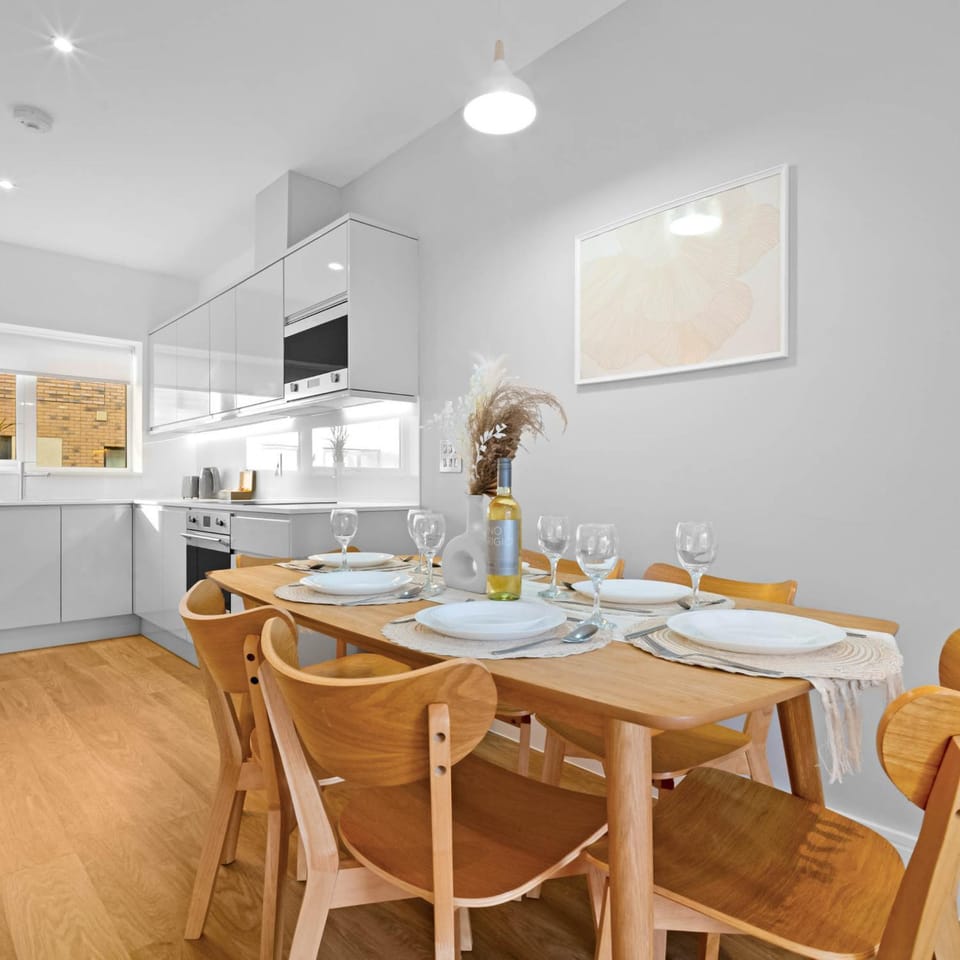 Kitchen or kitchenette, Living room, Seating area, Dining area