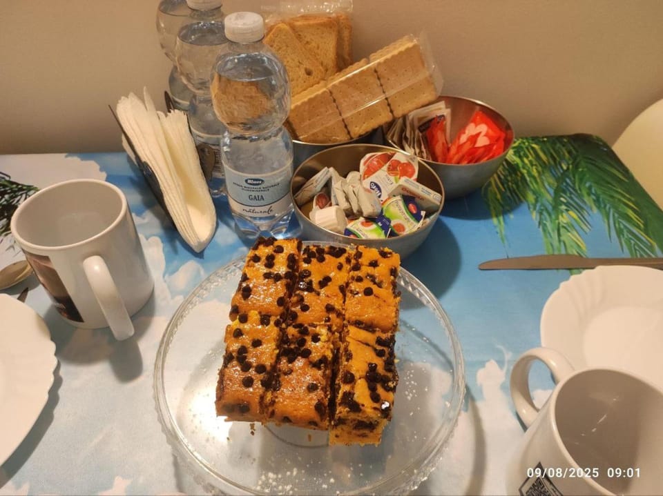 Food and drinks, Food, Breakfast, Continental breakfast, Dinner