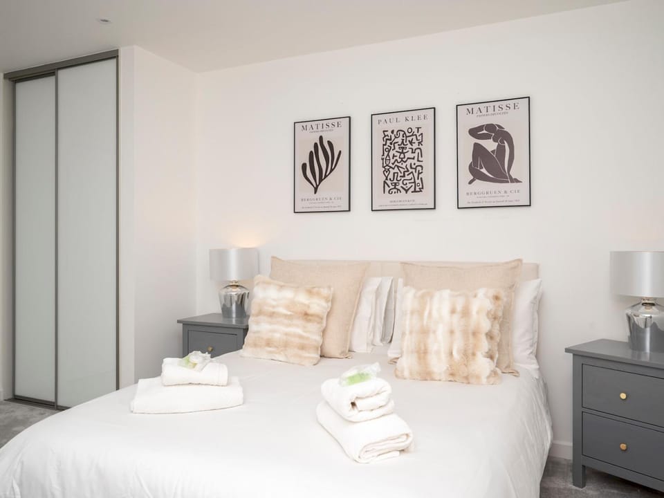 Bed, Other, Photo of the whole room, Bedroom, towels