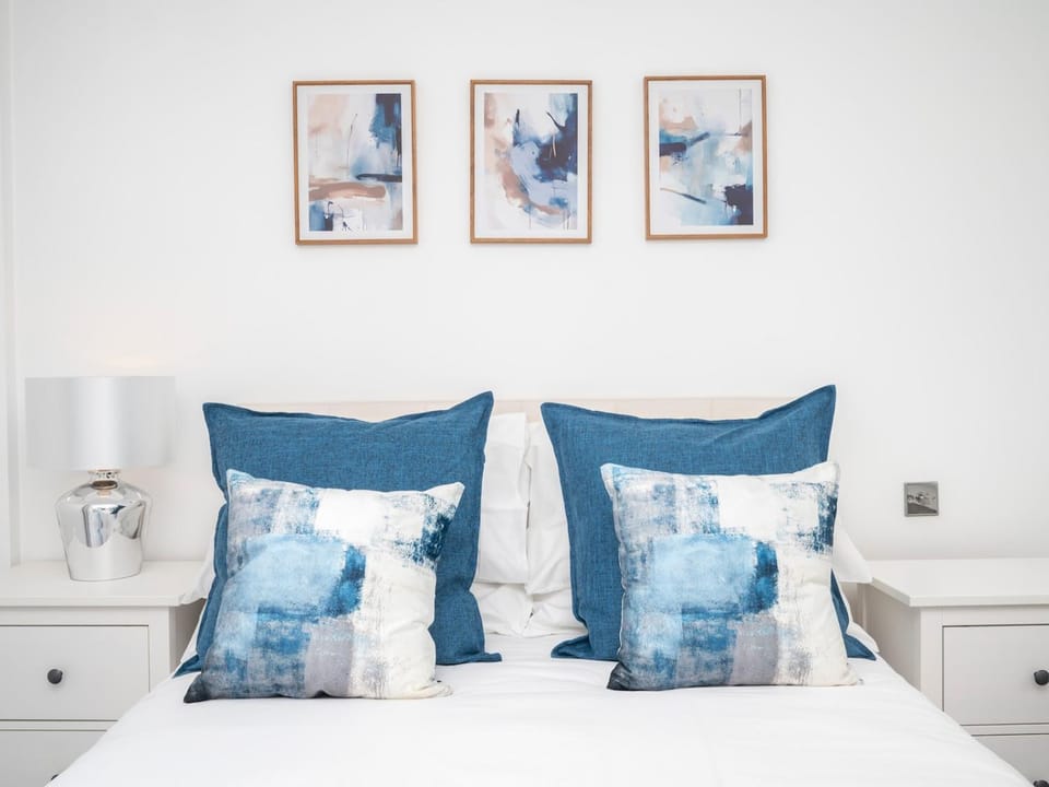 Bed, Other, Photo of the whole room, Decorative detail, Bedroom