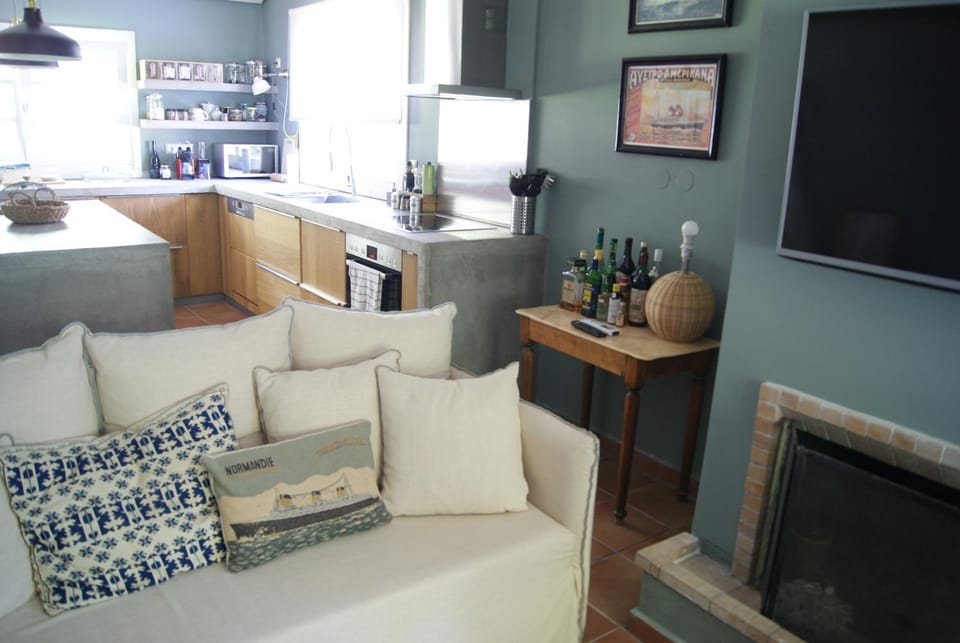 Kitchen or kitchenette, Seating area