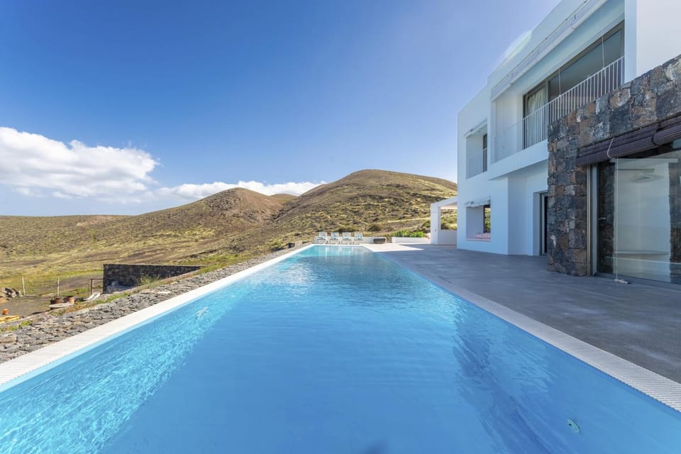 Property building, Natural landscape, Mountain view, Swimming pool, Swimming pool
