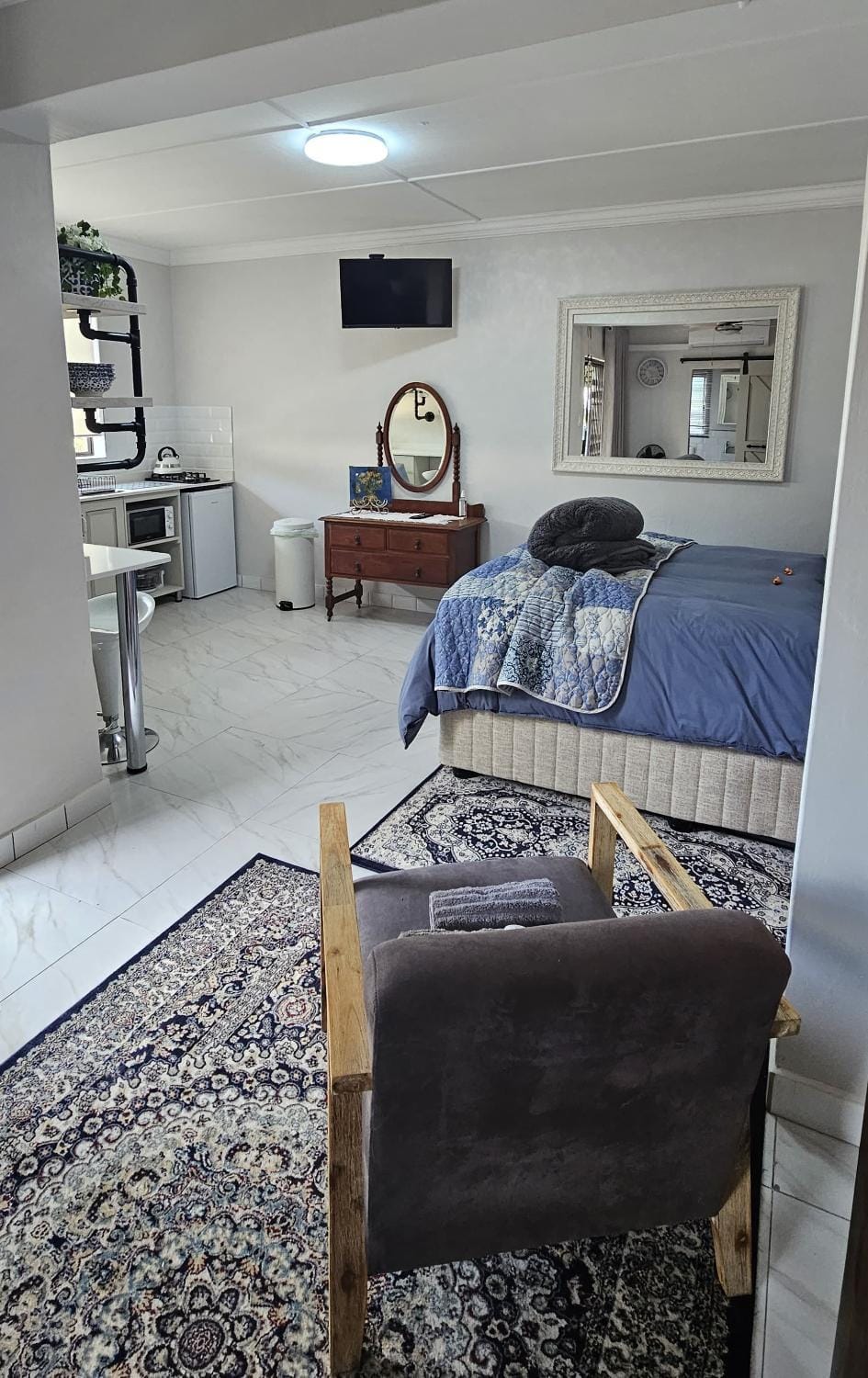 Upstairs R-4 Self Catering Unit Apartment in South Africa