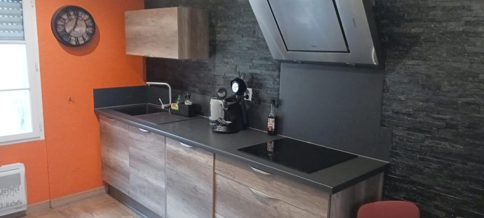 Coffee/tea facilities, Kitchen or kitchenette, stove