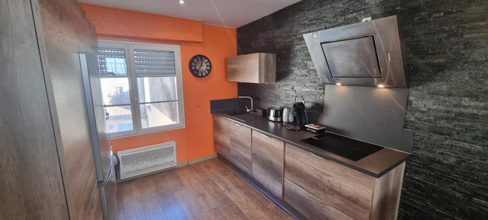 Kitchen or kitchenette, microwave, oven
