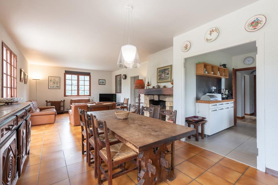 Property building, Kitchen or kitchenette, Living room