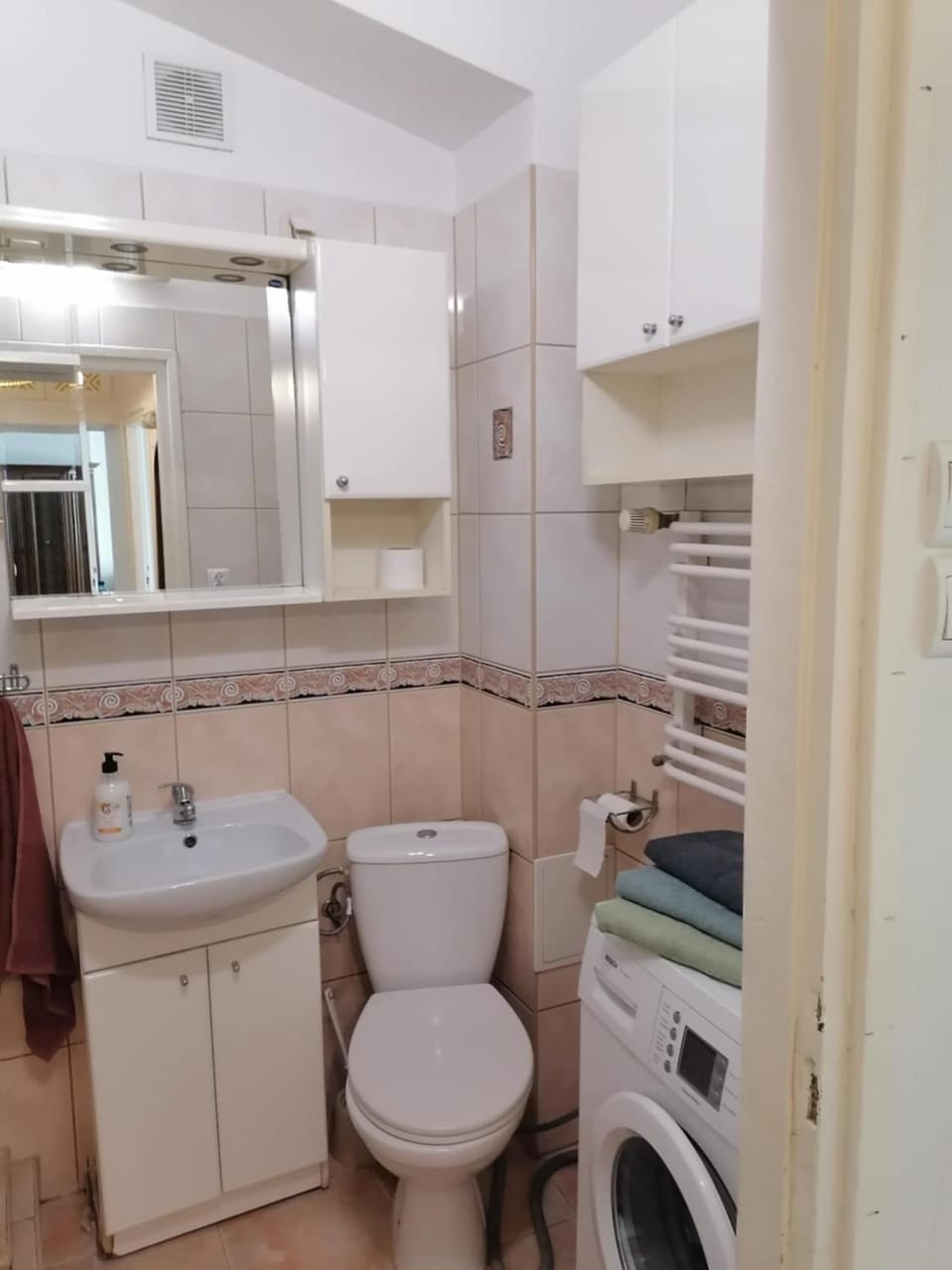 Shower, Toilet, Bathroom, towels, washing machine