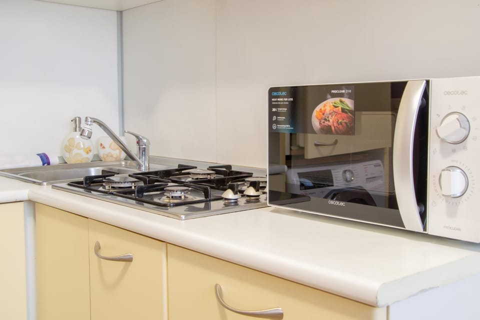 microwave, stove, kitchen