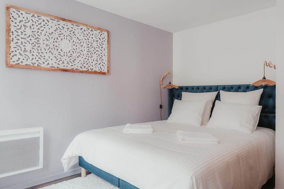 Bed, Decorative detail, Bedroom, heating, towels