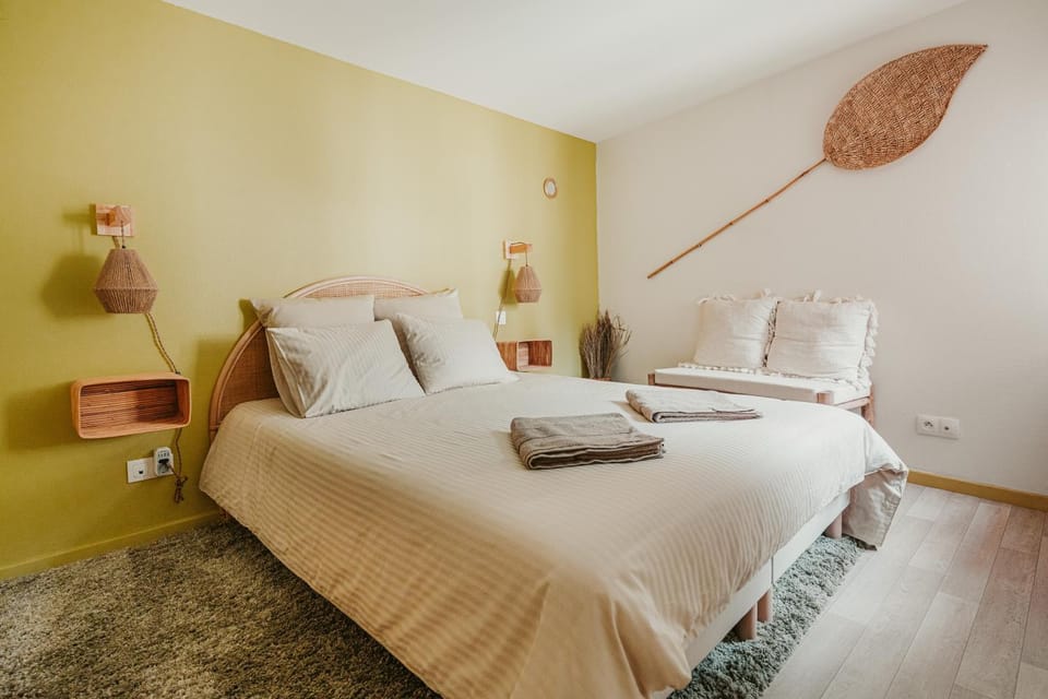 Bed, Decorative detail, Bedroom, towels