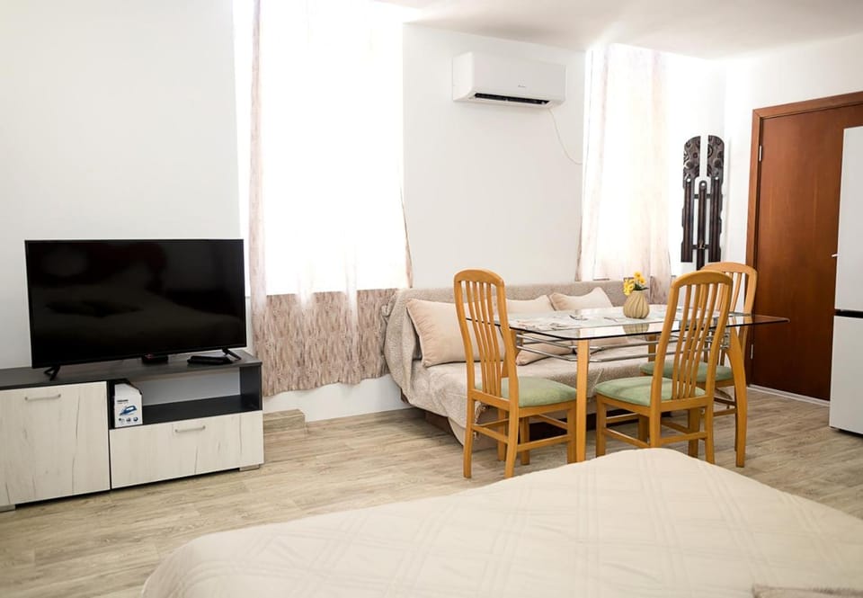 TV and multimedia, Seating area, Dining area