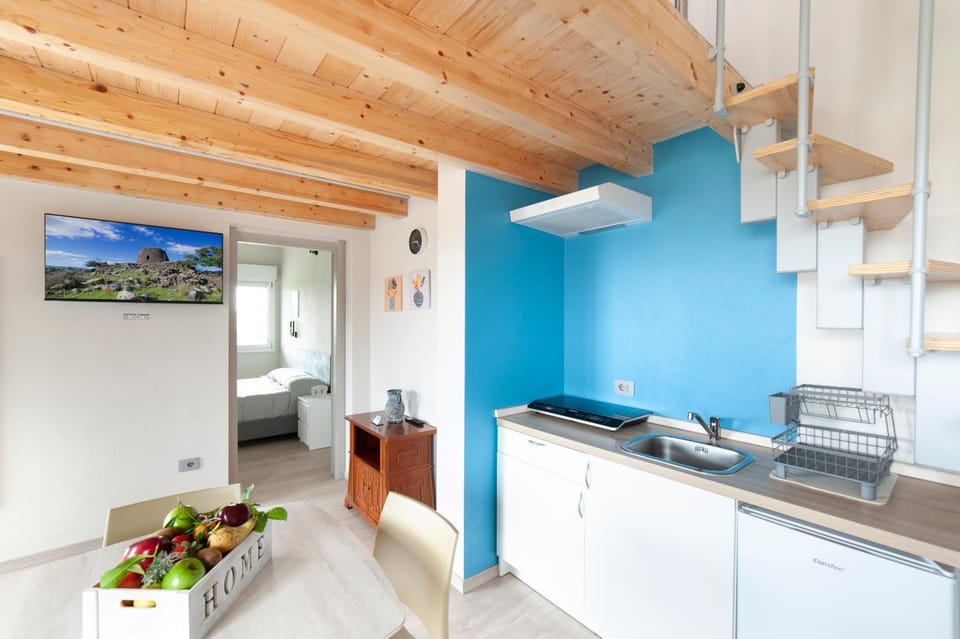 Kitchen or kitchenette, Dining area, stove