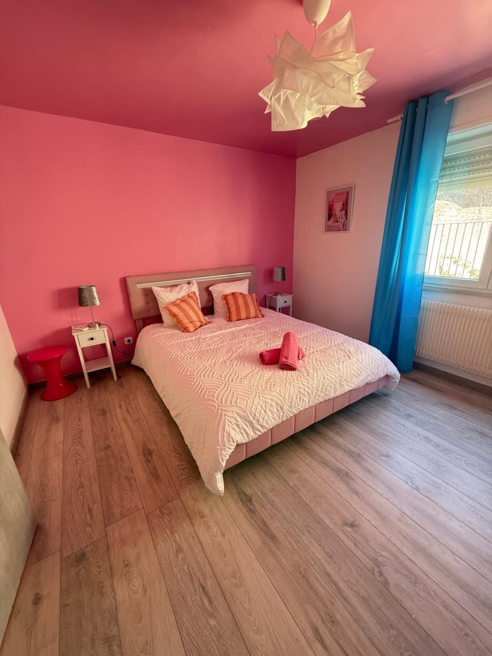 Photo of the whole room, Bedroom