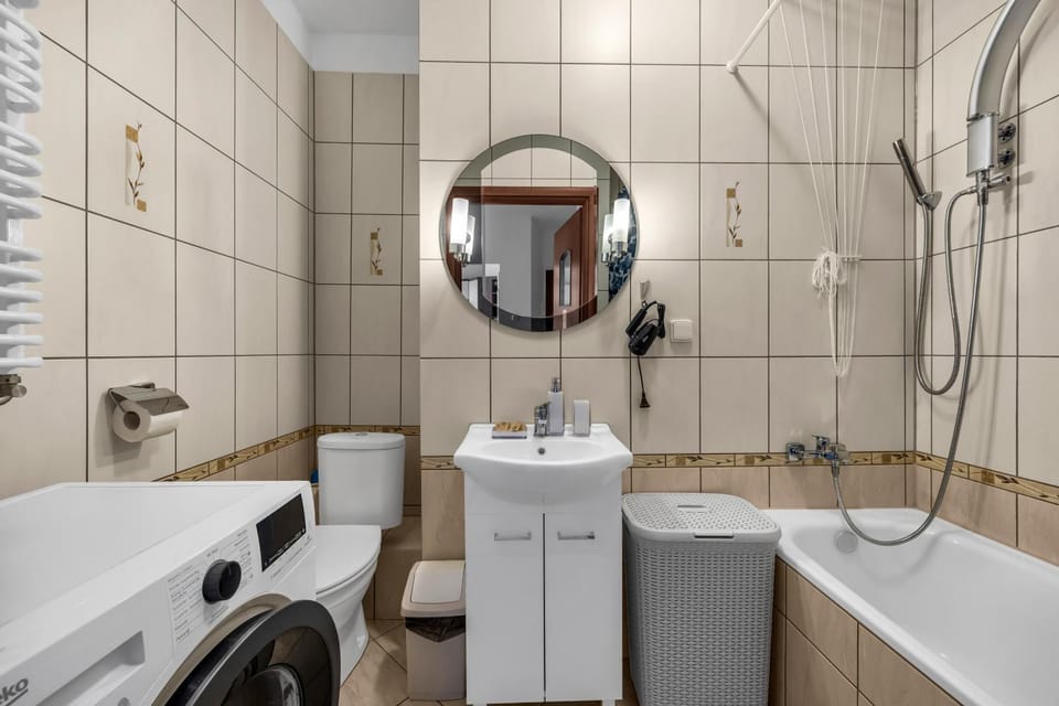 Toilet, Bathroom, Bath, towels, washing machine