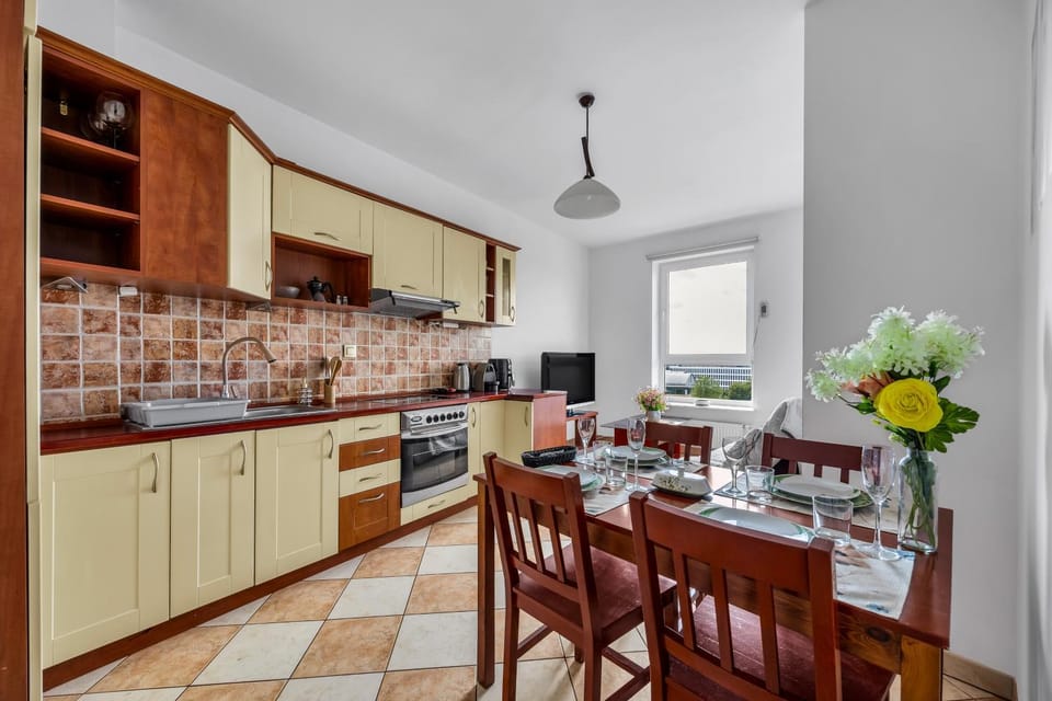 Kitchen or kitchenette, Dining area, oven, stove