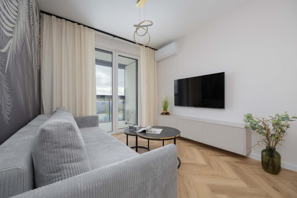 TV and multimedia, Living room, Seating area, Evening entertainment