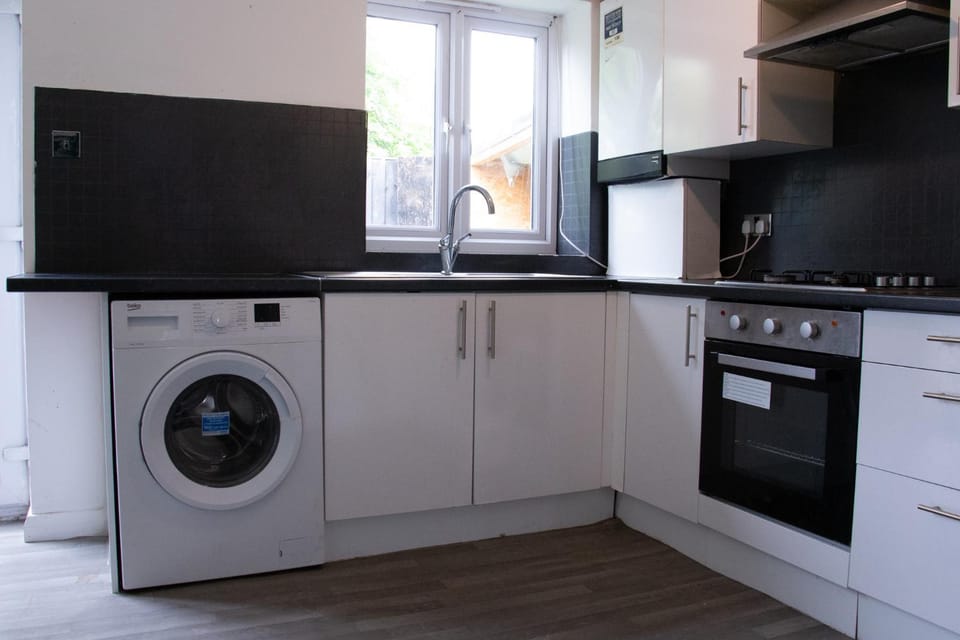 6-Bed Contractor Home, Wembley House in Edgware