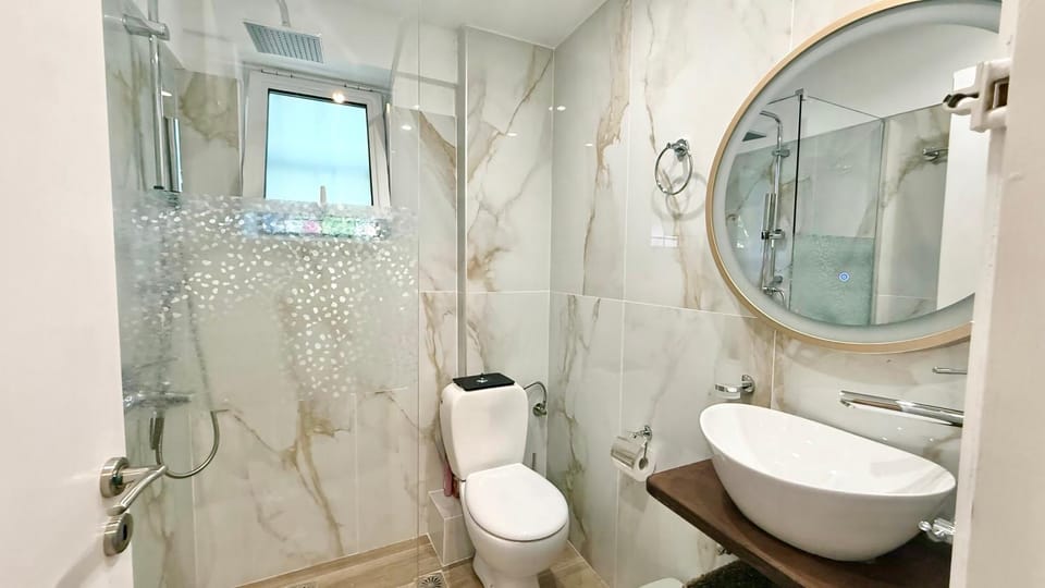 Shower, Toilet