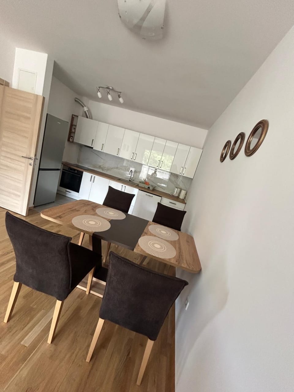 Kitchen or kitchenette, Seating area, Dining area, stove