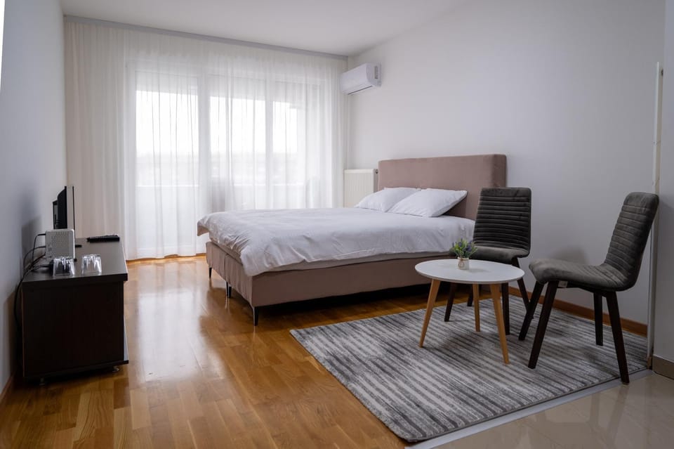 Bed, TV and multimedia, Seating area, internet, air conditioner