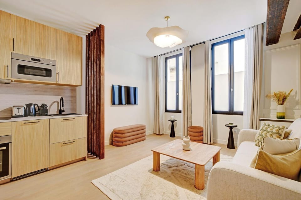 Coffee/tea facilities, Kitchen or kitchenette, Living room, Seating area, Dining area, oven, stove, toaster
