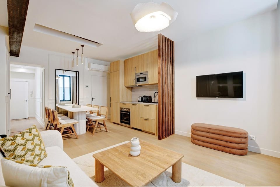 TV and multimedia, Coffee/tea facilities, Kitchen or kitchenette, Living room, Seating area, Dining area