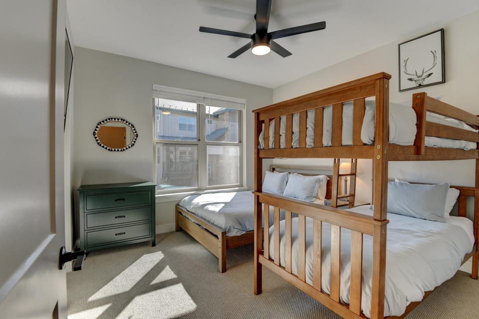 Mountain Chalet 7 I Private Hot Tub I Great Views I Activity Program House in Fraser