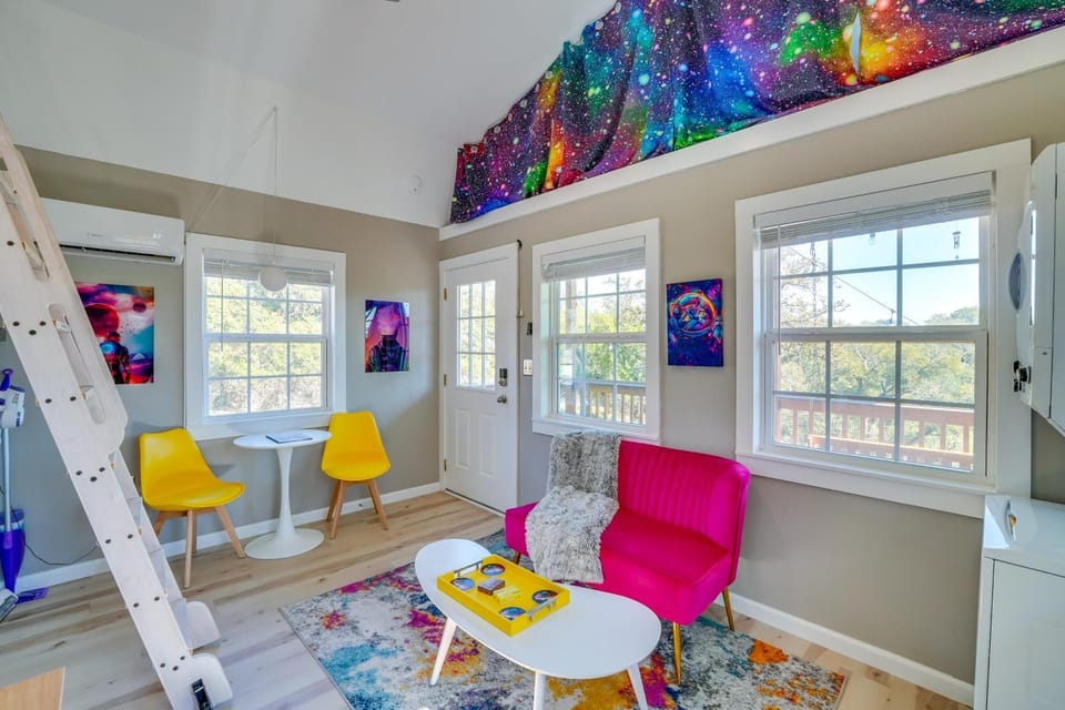 'Galactikitty' - Quirky Cabin Near Lake Brownwood! Cabin in Texas