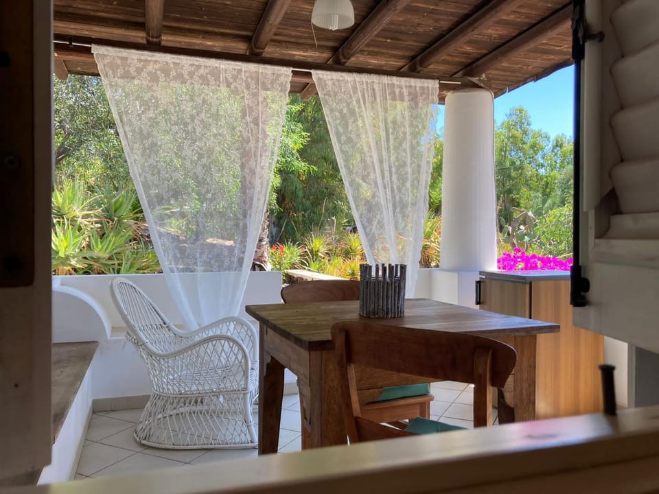 Property building, Patio, Breakfast