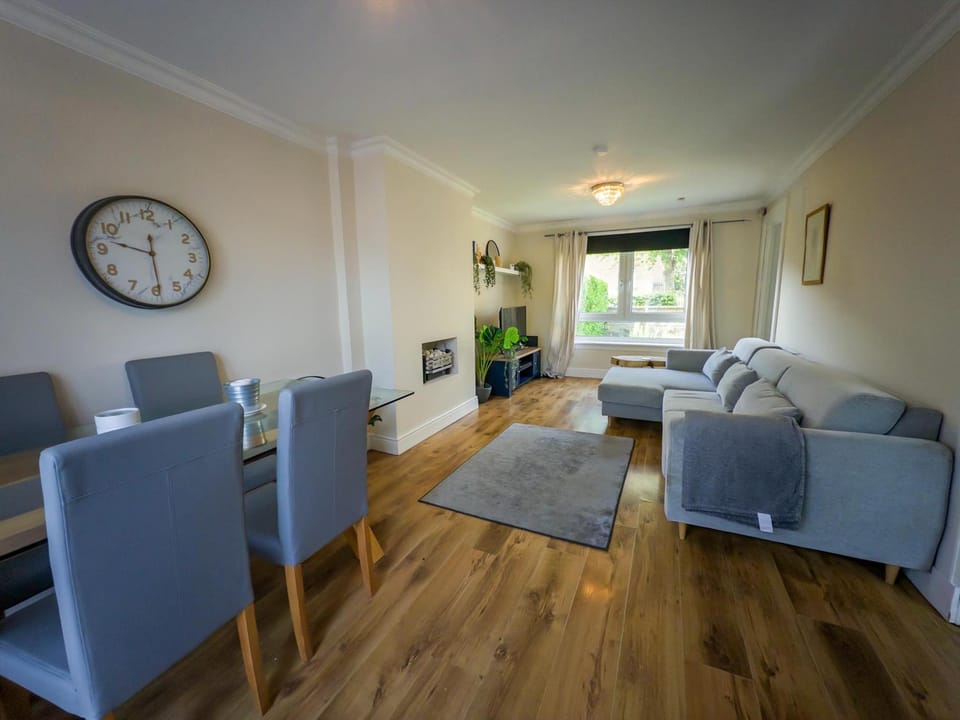 Two bd house with private parking Apartment in Edinburgh