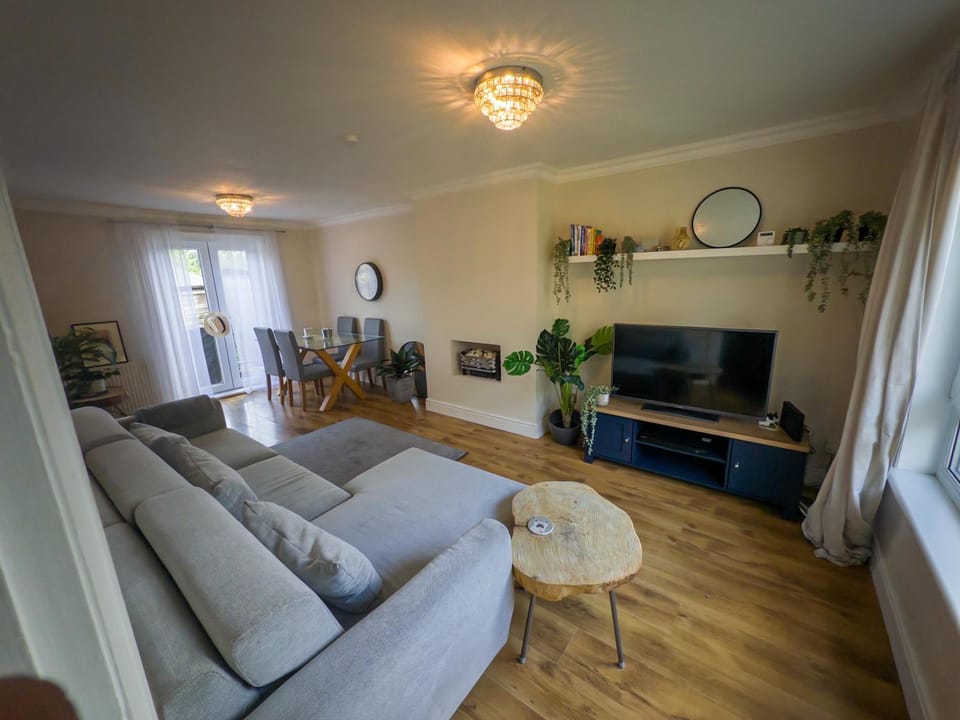 Two bd house with private parking Apartment in Edinburgh