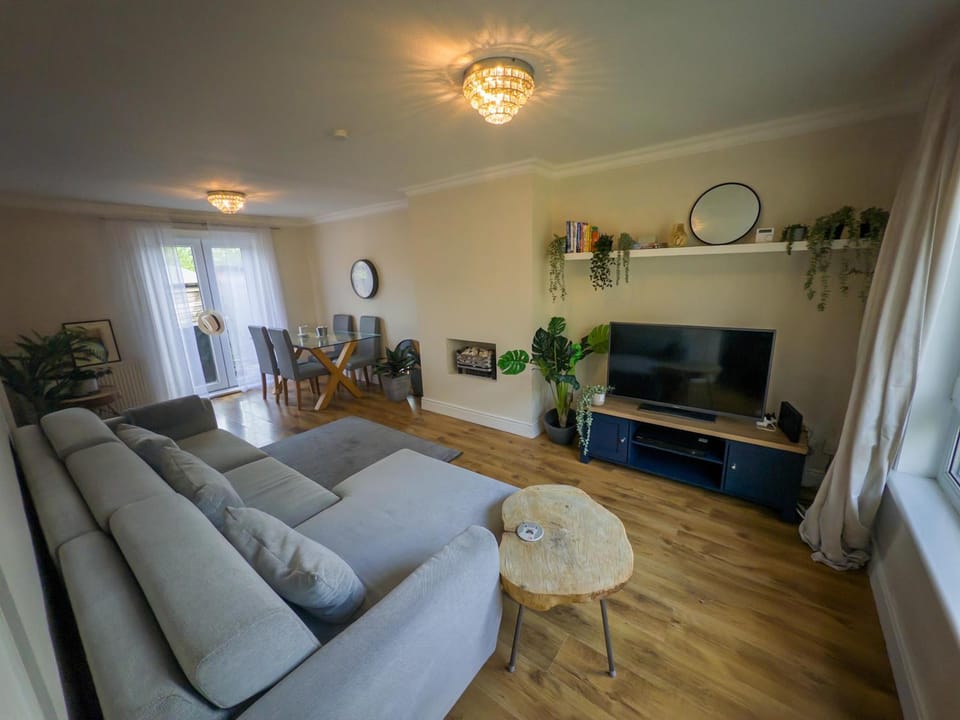 Two bd house with private parking Apartment in Edinburgh