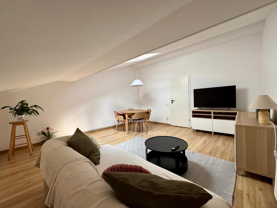 Communal lounge/ TV room, TV and multimedia, Living room, Seating area, Dining area, Evening entertainment