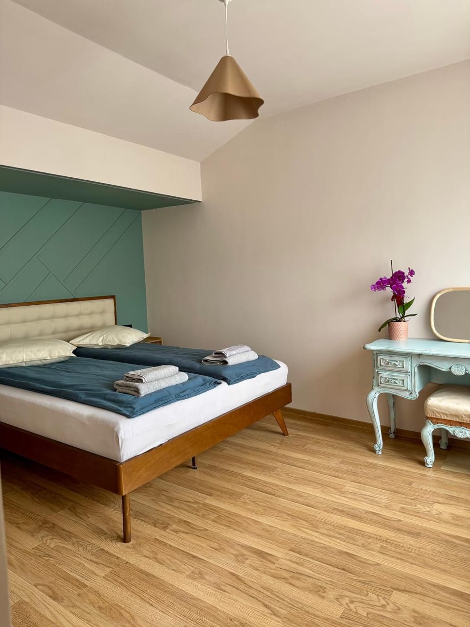 Bed, Photo of the whole room, Bedroom, towels