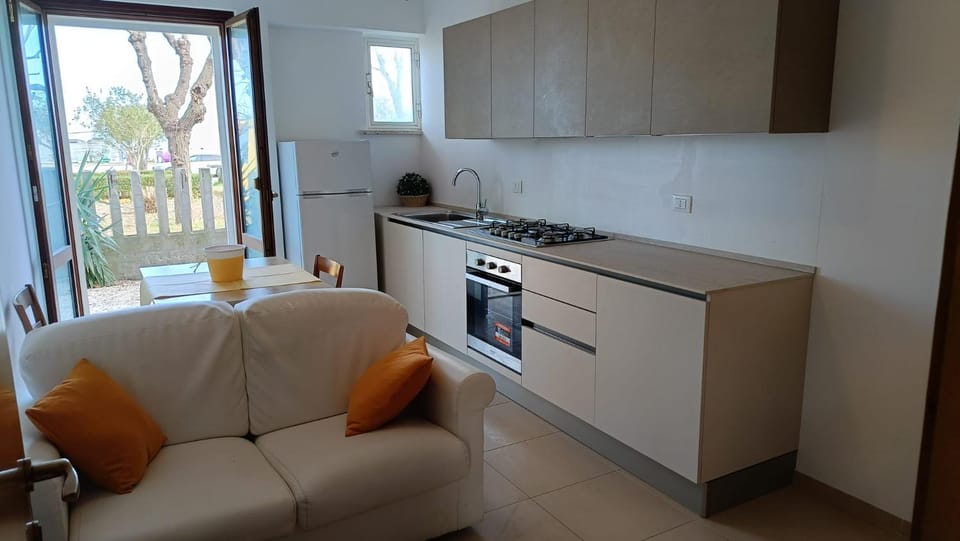 Kitchen or kitchenette, dishwasher, oven