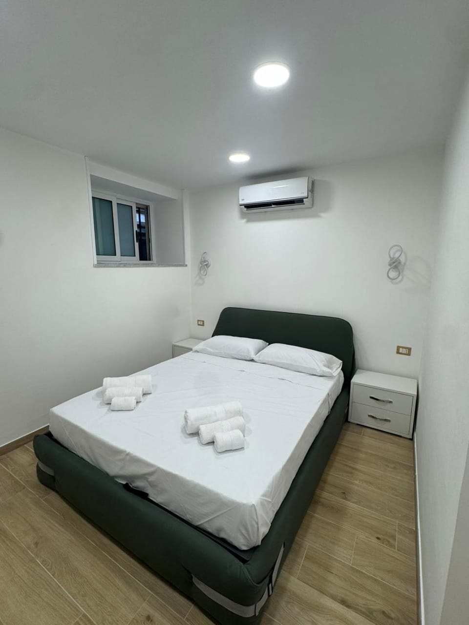 Bedroom, air conditioner