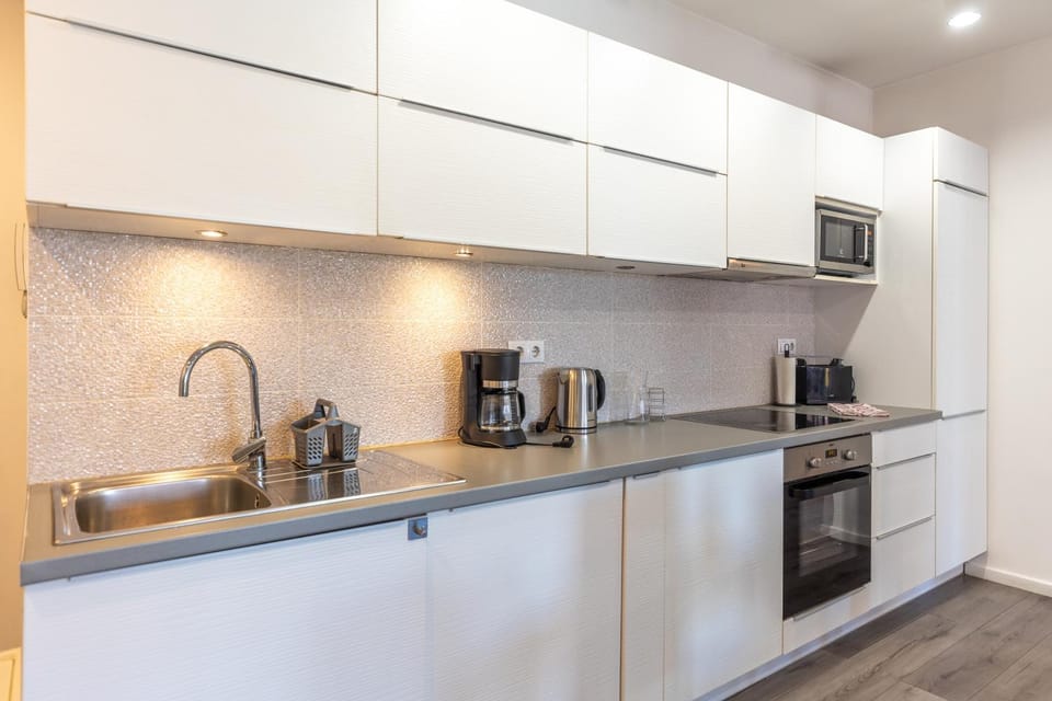 Coffee/tea facilities, Kitchen or kitchenette, dishwasher, oven, stove, toaster