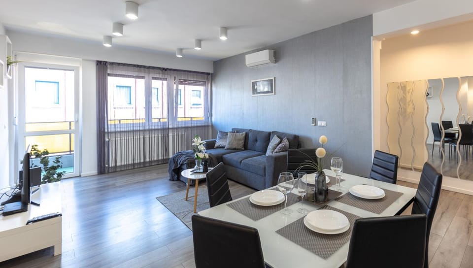 TV and multimedia, Living room, Seating area, Dining area, air conditioner