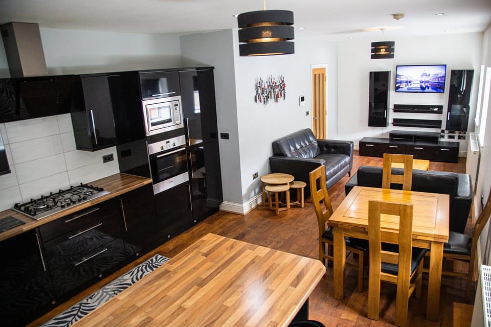 TV and multimedia, Kitchen or kitchenette, Living room, Seating area, Dining area, oven, stove