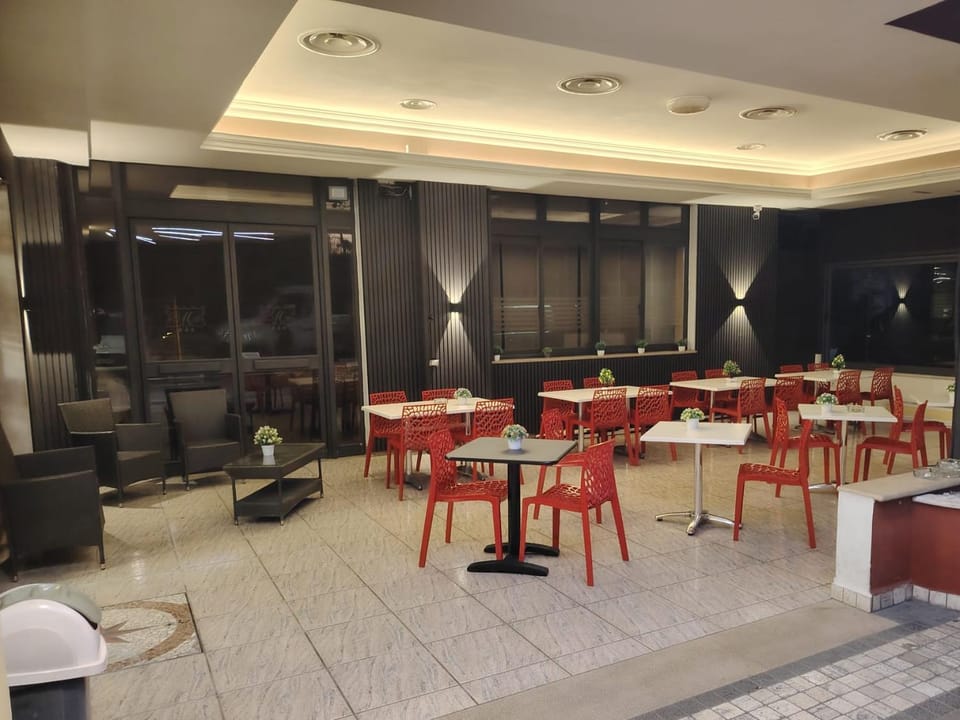 Restaurant/places to eat, Living room, Seating area