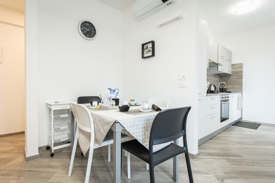 Living room, Seating area, Dining area, air conditioner