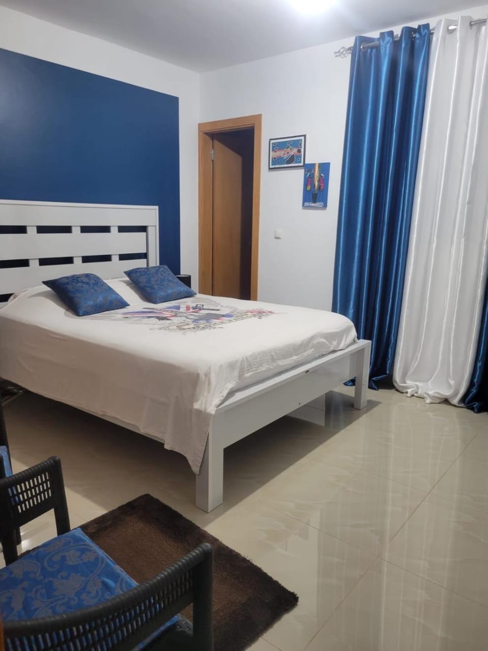 Shower, Toilet, Bed, TV and multimedia, Photo of the whole room, Bedroom, wardrobe