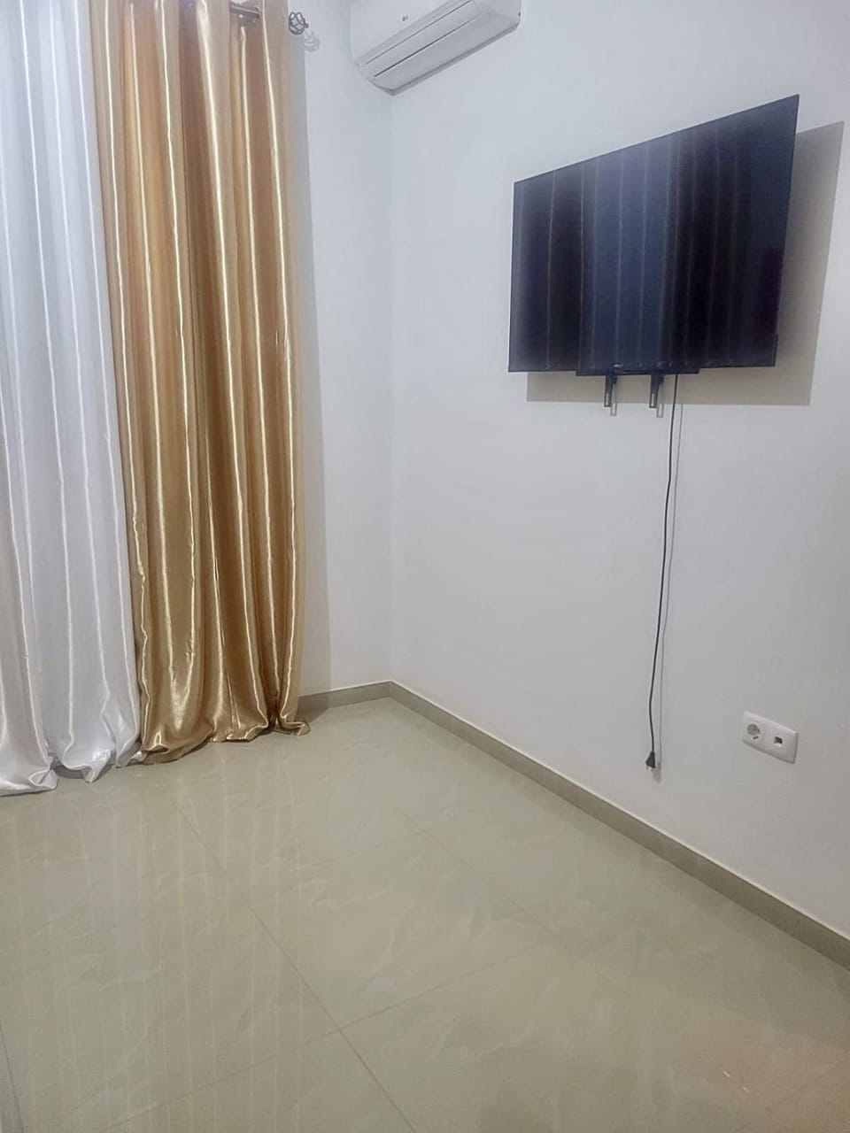 Toilet, Bed, Bathroom, TV and multimedia, Bedroom, furniture, towels, wardrobe