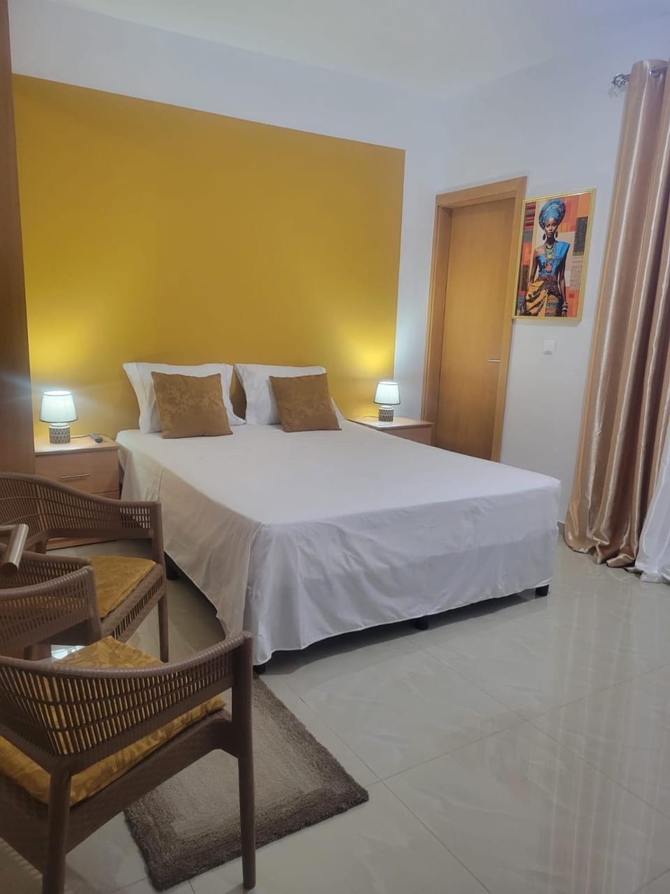 Shower, Toilet, Bed, Bathroom, TV and multimedia, Photo of the whole room, Bedroom, furniture, towels