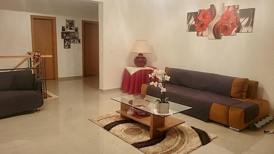 Property building, Communal lounge/ TV room, Living room, Seating area, internet