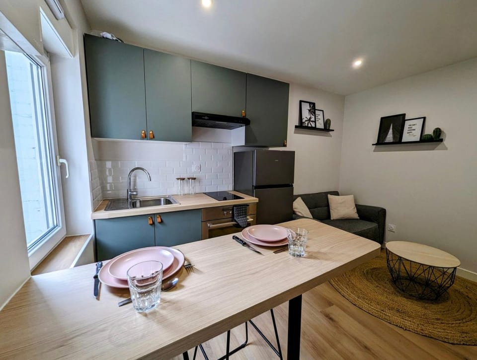 Kitchen or kitchenette, Dining area
