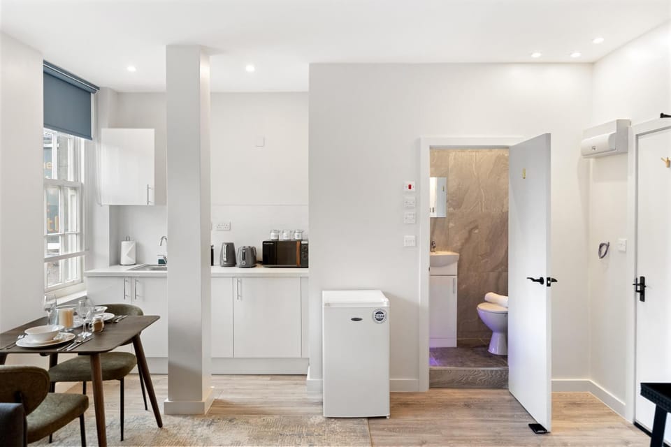 BRIGHT DOCKSIDE HARBOUR & SHIP VIEW POTSMOUTH STUDIO- WALKING DISTANCE TO GUNWARF - FREE WiFi - FLAT SCREEN SMART TV - PERFECT FOR COUPLES AND CONTRACTORS Apartment in Portsmouth