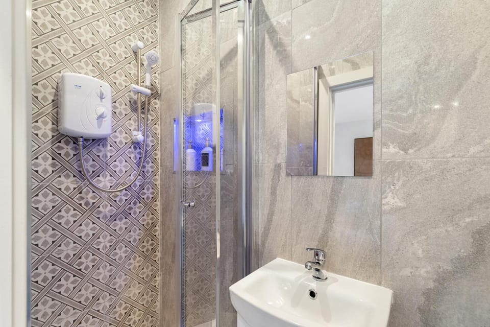 BRIGHT DOCKSIDE HARBOUR & SHIP VIEW POTSMOUTH STUDIO- WALKING DISTANCE TO GUNWARF - FREE WiFi - FLAT SCREEN SMART TV - PERFECT FOR COUPLES AND CONTRACTORS Apartment in Portsmouth