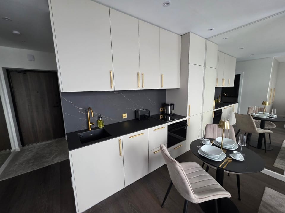 Coffee/tea facilities, Kitchen or kitchenette, Dining area, oven, stove